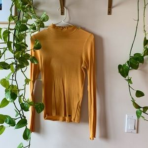 HOLLISTER Yellow turtleneck top